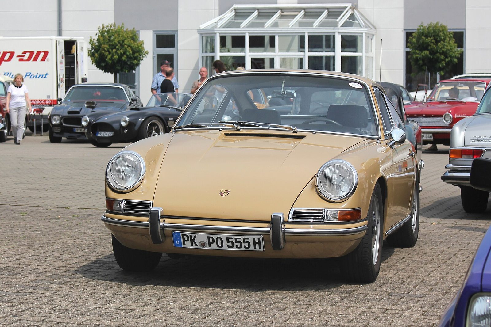 Beige Porsche 912 coupé, front three-quarter view
