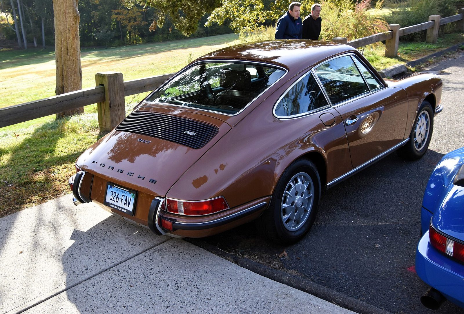 Brown 1971 Porsche 911 T coupé