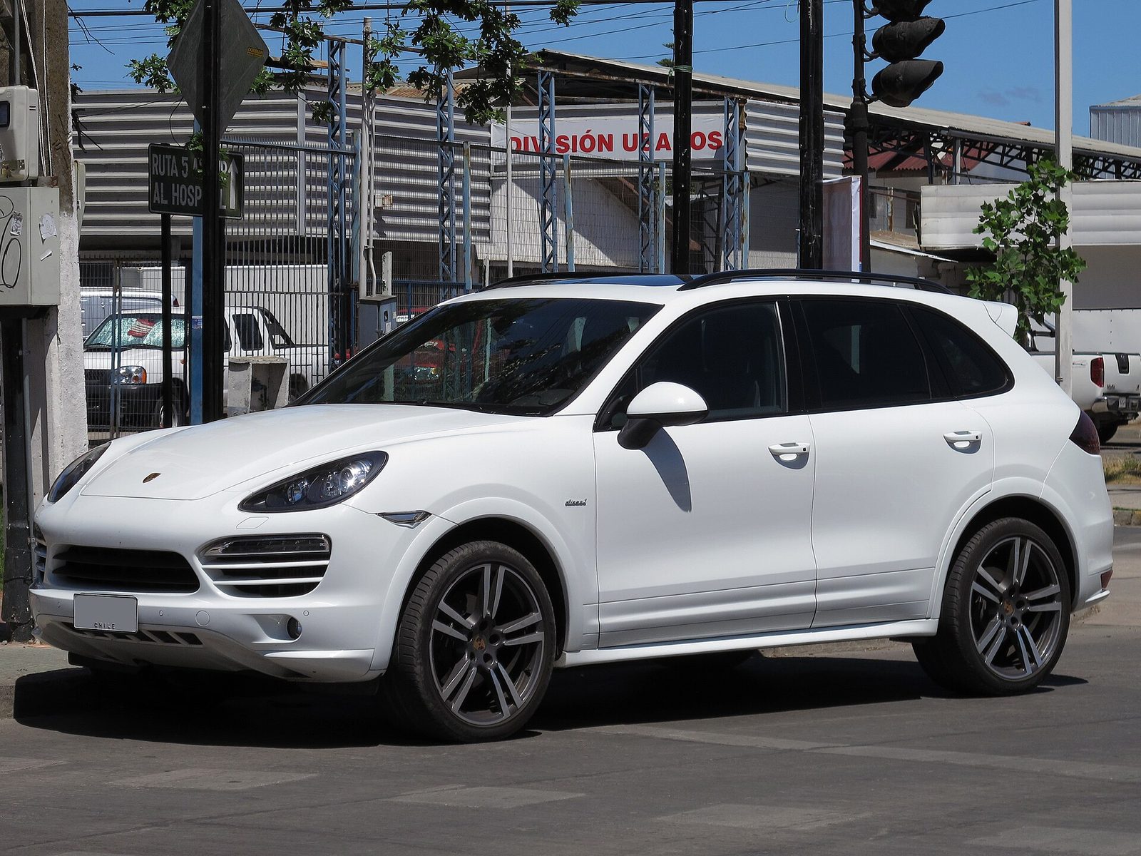 White Porsche Cayenne 3.0 Diesel